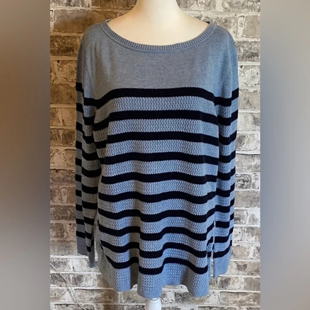 Talbots Striped Textured Blue & Navy Striped Sweater. Size XL. Button Side.